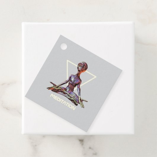 Meditation. Alien in ruhiger Pose Geschenkanhänger (Beispiel)