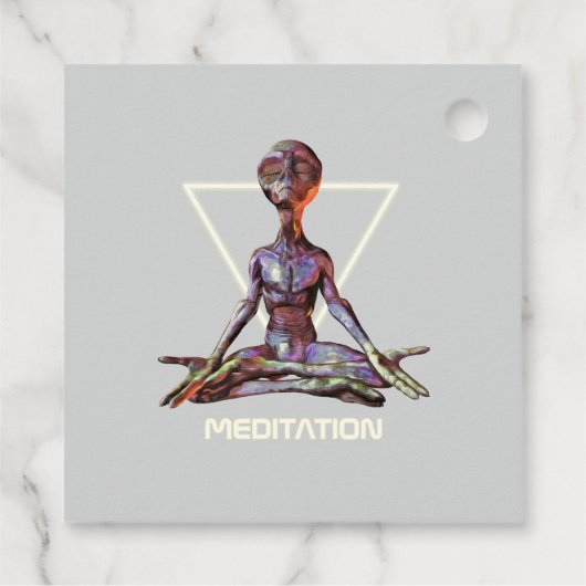 Meditation. Alien in ruhiger Pose Geschenkanhänger (Rückseite)
