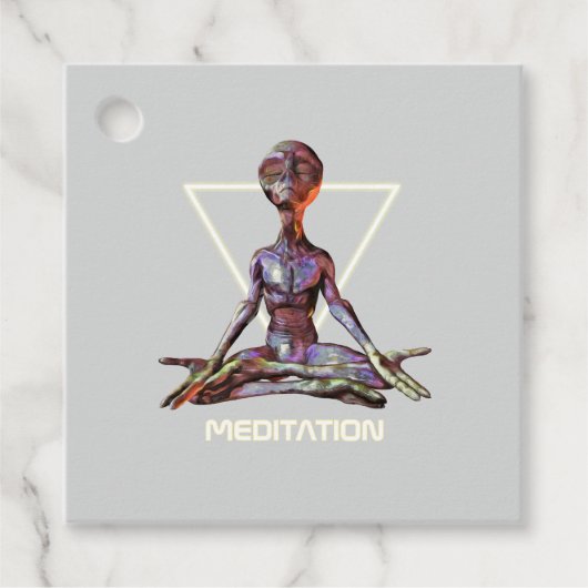 Meditation. Alien in ruhiger Pose Geschenkanhänger (Vorderseite)