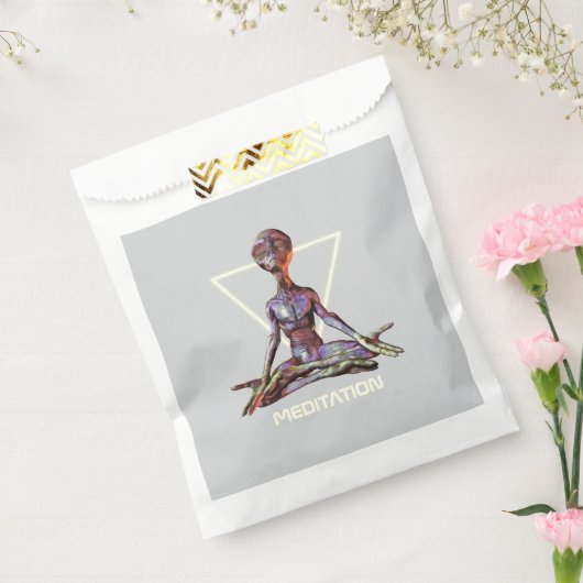 Meditation. Alien in ruhiger Pose Geschenktütchen (Versiegelt)