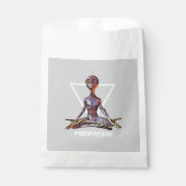 Meditation. Alien in ruhiger Pose Geschenktütchen (Vorderseite)