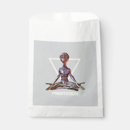 Meditation. Alien in ruhiger Pose Geschenktütchen (Vorderseite)