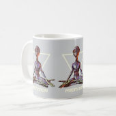 Meditation. Alien in ruhiger Pose Kaffeetasse (Vorderseite Links)