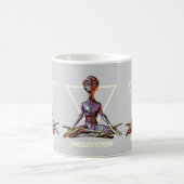 Meditation. Alien in ruhiger Pose Kaffeetasse (Mittel)