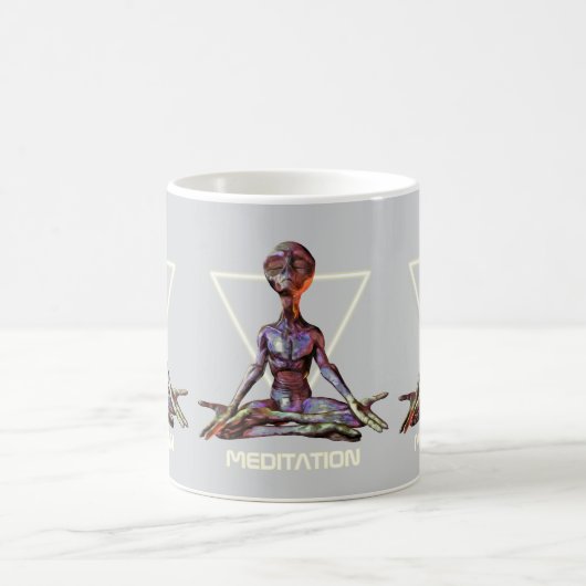 Meditation. Alien in ruhiger Pose Kaffeetasse (Mittel)