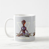 Meditation. Alien in ruhiger Pose Kaffeetasse (Links)