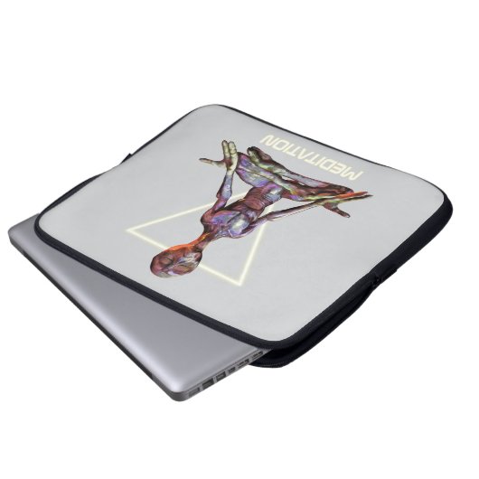 Meditation. Alien in ruhiger Pose Laptopschutzhülle (Vorne Knopf)
