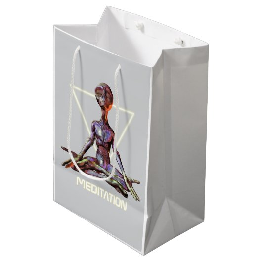 Meditation. Alien in ruhiger Pose Mittlere Geschenktüte (Vorderseite Schrägansicht)