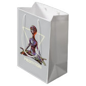 Meditation. Alien in ruhiger Pose Mittlere Geschenktüte (Rückseite Schrägansicht)