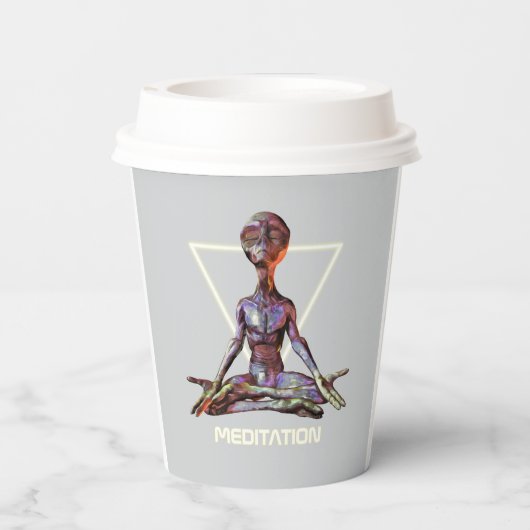 Meditation. Alien in ruhiger Pose Pappbecher (Rückseite)
