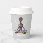 Meditation. Alien in ruhiger Pose Pappbecher (Vorderseite)