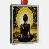 Meditation der Frau unter dem Mond Ornament Aus Metall (Rechts)