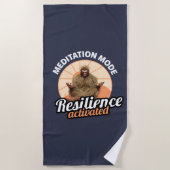 Meditationsmodus: Resilienz aktiviert Bigfoot Strandtuch (Vorderseite)