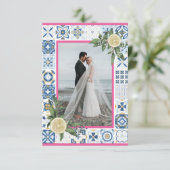 Mediterrane blaue Fliesen Pink Lemon Fotokarte Einladung (Stehend Vorderseite)