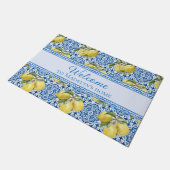 Mediterranean Lemon Blue Tile Personalized Welcome Fußmatte (Schrägansicht)