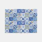 Mediterranes Blumenmuster Blau, Weiß und Gelb Fleecedecke (Vorderseite (Horizontal))