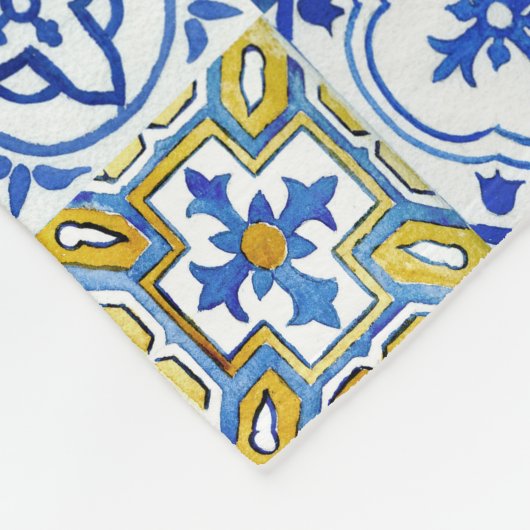 Mediterranes Blumenmuster Blau, Weiß und Gelb Fleecedecke (Ecke)