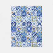 Mediterranes Blumenmuster Blau, Weiß und Gelb Fleecedecke (Vorderseite)
