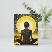 Meditieren der Frau vor Vollmond Postkarte (Stehend Vorderseite)