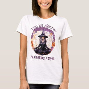 Meditierende Yoga-Hexe beim Zaubern, Halloween  T-Shirt