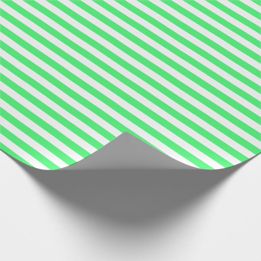 Medium LightGreen und White Stripes Wrapping Paper Geschenkpapier (Ecke)