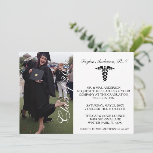 Medizinische RN-SchulAbschluss-Mitteilung Einladung (Stehend Vorderseite)