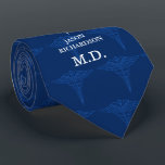 Medizinische Titel-Marine des Caduceus-Name-| Krawatte<br><div class="desc">Medizinische Caduceus-Krawatte im Marineblau,  das eine Stelle für Ihren Geschenkempfängernamen im medizinischen Titel kennzeichnet.</div>