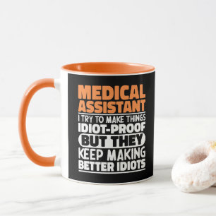 Medizinischer Assistent I Versuche, Dinge Lustig z Tasse