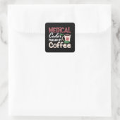 Medizinischer Coder, gespeist durch Kaffeekodierer Quadratischer Aufkleber (Tasche)