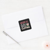 Medizinischer Coder, gespeist durch Kaffeekodierer Quadratischer Aufkleber (Umschlag)