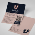 Medizinischer Facharzt für Fußpflege QR Flyer<br><div class="desc">Moderner Navy und Blush Pink Podiatrist Foot Health Practitioner Business Flyer. Das Design beinhaltet das Rose Gold Füße Symbol auf einem marinen Hintergrund,  Ihren Namen,  Titel ,  Dienstleistungen,  qr Code ,  Öffnungszeiten und Telefonnummer auf der Vorderseite. Personalisieren Sie Ihre Kontaktdaten auf der Rückseite weiter.</div>