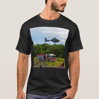 Medizinischer Hubschrauber im Flug T-Shirt