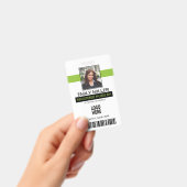 Medizinischer Mitarbeiter mit grüner Kalk-Fotovorl Ausweis (Handheld)