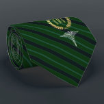 Medizinisches berufliches mit Monogramm Grün Krawatte<br><div class="desc">Eine grüne gestreifte personalisierte Krawatte hergestellt zu den medizinischen Fachleuten mit Ihren oder zum Monogramm Ihrer Geschenkempfängers innerhalb eines Imitatgoldwreath.</div>