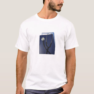medizinisches Stethoskop auf blauem Ordner T-Shirt