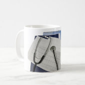 medizinisches Stethoskop auf Lesungen des Kaffeetasse (Vorderseite Links)