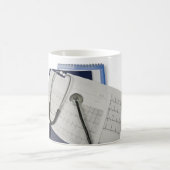 medizinisches Stethoskop auf Lesungen des Kaffeetasse (Mittel)