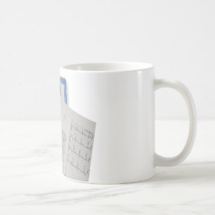 medizinisches Stethoskop auf Lesungen des Kaffeetasse