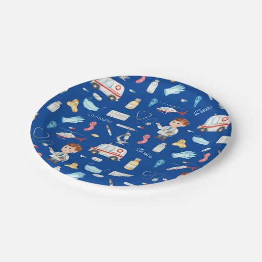 Medizinstudium des kleinen jungen Arztes mit dem N Pappteller (Schrägansicht)