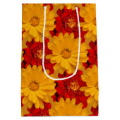 Medley of Red and Yellow Marigold Blume Mittlere Geschenktüte (Rückseite)