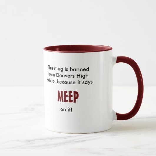 Meep Tasse wird von Danvers Highschool verboten (Rechts)