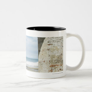 Meer angesehen von einem Torbogen Zweifarbige Tasse
