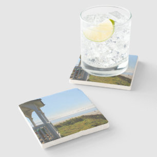 Meer, Sandstrand, Grüntöne und Hafen in der Nähe v Steinuntersetzer