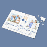 Meer und Grüße Küstenwald Holiday Foto Puzzle<br><div class="desc">Seas and Greetings Seashell Ornament on Coastal Wood Holiday Foto Puzzle mit Ozeanblau und sandige tan Muschel Ornamente hängen von Segeljute Seil auf Küstenschiffholz mit eleganten Typografie. Fügen Sie zwei Ihrer Fotos und eine persönliche Nachricht für einen lustigen nautischen Urlaub Rätsel Geschenk. Bitte kontaktieren Sie uns unter cedarandstring@gmail.com , wenn...</div>