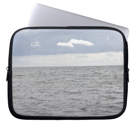Meer und hübsche Wolken Laptopschutzhülle (Vorderseite)