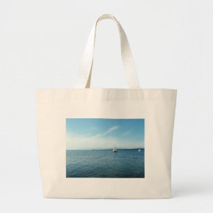 Meer und Segelboot unter blauem Himmel Jumbo Stoffbeutel