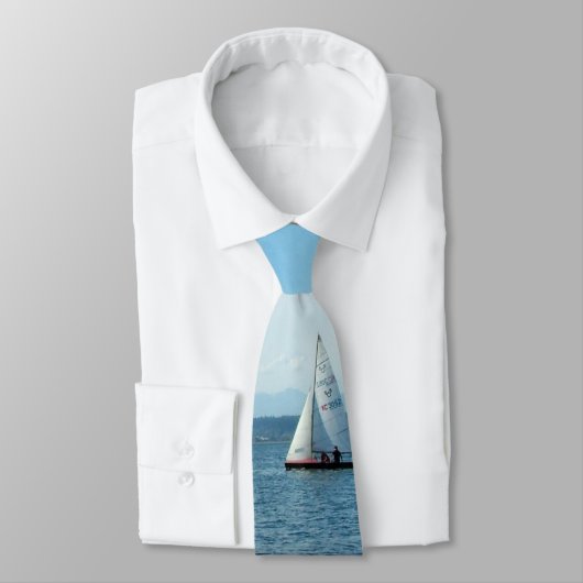 Meer und Segelboot unter blauem Himmel Krawatte (Gebunden)