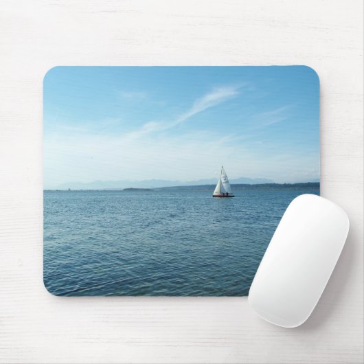 Meer und Segelboot unter blauem Himmel Mousepad (Mit Mouse)