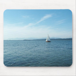 Meer und Segelboot unter blauem Himmel Mousepad