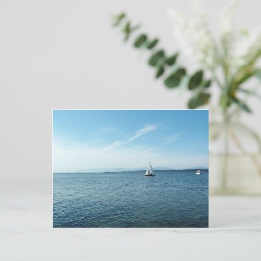 Meer und Segelboot unter blauem Himmel Postkarte (Stehend Vorderseite)
